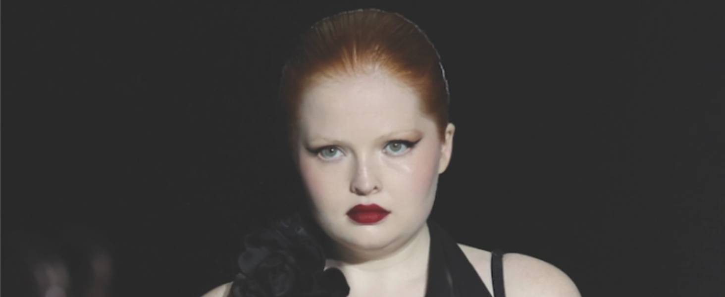 Cherry lips: Από τις πασαρέλες στα εορταστικά looks των Χριστουγέννων και της Πρωτοχρονιάς